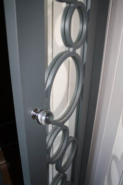 Mirrored wardrobe door with circle detail