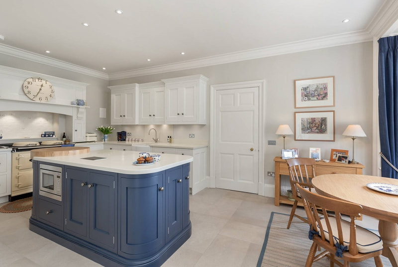 Christopher Howard Traditional open plan kitchen