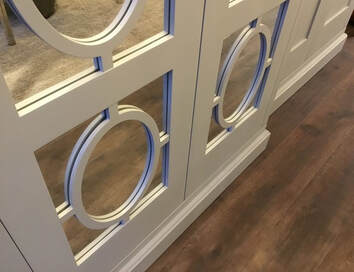 Oval design feature on wardrobe mirrored doors